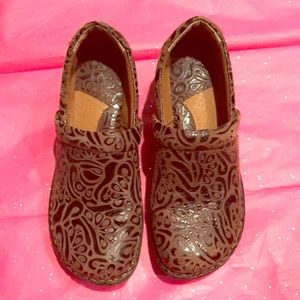 b.o.c. Leather Brown Clogs